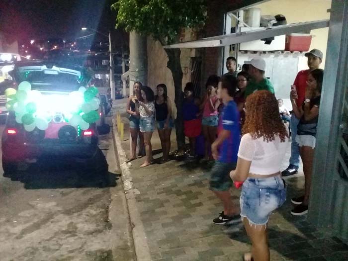 Homenagem ao Vivo para Aniversário da Amiga